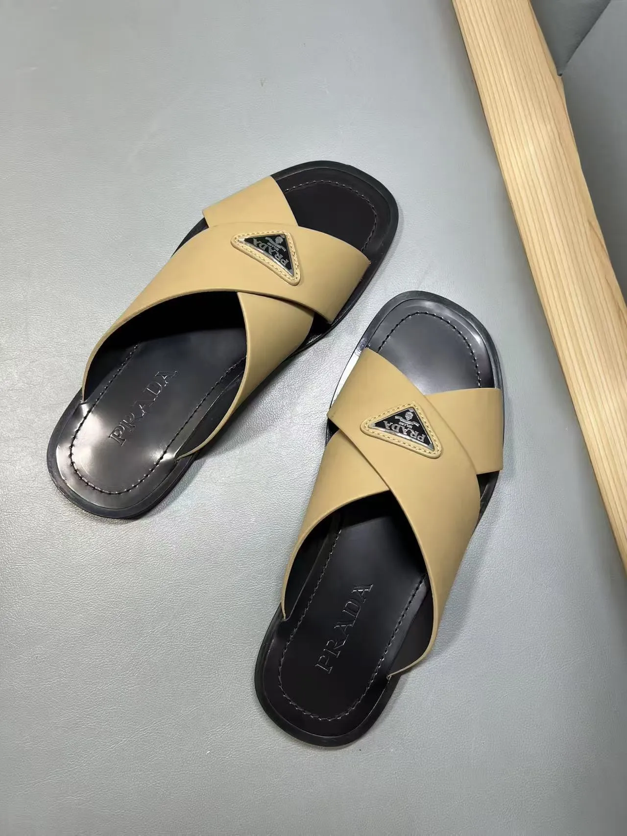 340💰PRADA Prada’s latest slippers are synchronized with the official website. This slipper is made of the brand’s unique and iconic Saffiano leather. The brand logo jumps out from the double straps, and the brand style is clearly visible. Cowhide gives men elegant charm and functional design, making it an ideal choice for vacation and leisure. Size:38-45